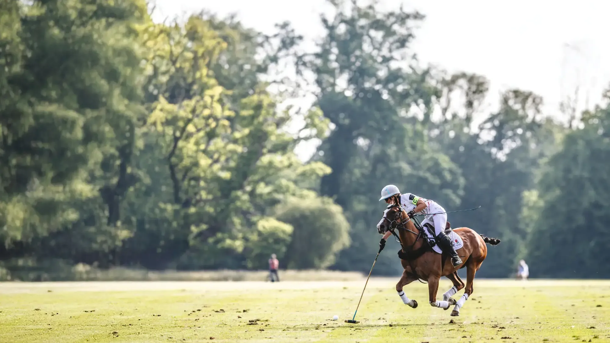 Milly Hine playing polo on a chestnut horse