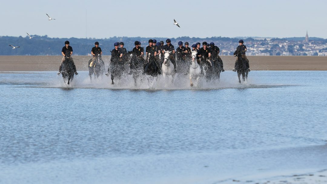 چهار نعل: استراحت شایسته سواره‌نظام Household Cavalry در ساحل پس از شروع پرتلاش تابستان