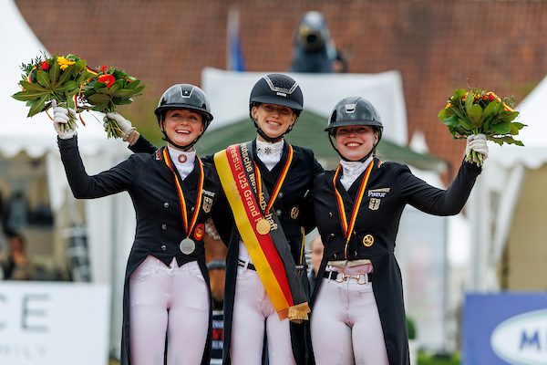 چهار نعل: طلای U25 برای Lucie-Anouk Baumgürtel و First Vienna در Balve