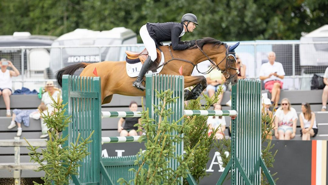 چهار نعل: «احتمالاً باید او را Mbappé صدا بزنیم!» Harry Charles و Bandit در Hickstead هت‌تریک درخشان را کامل کردند
